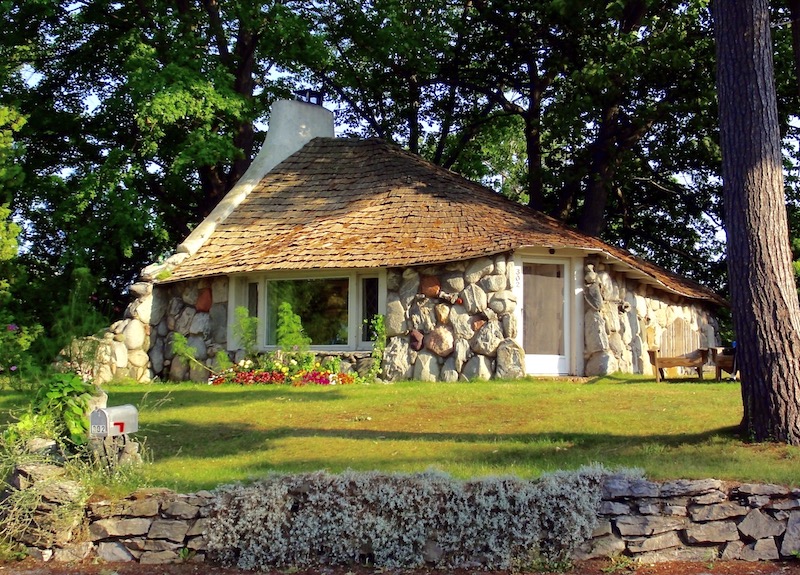 Michigan's Thatch House Is a Masterful Mushroom-Styled Renovation