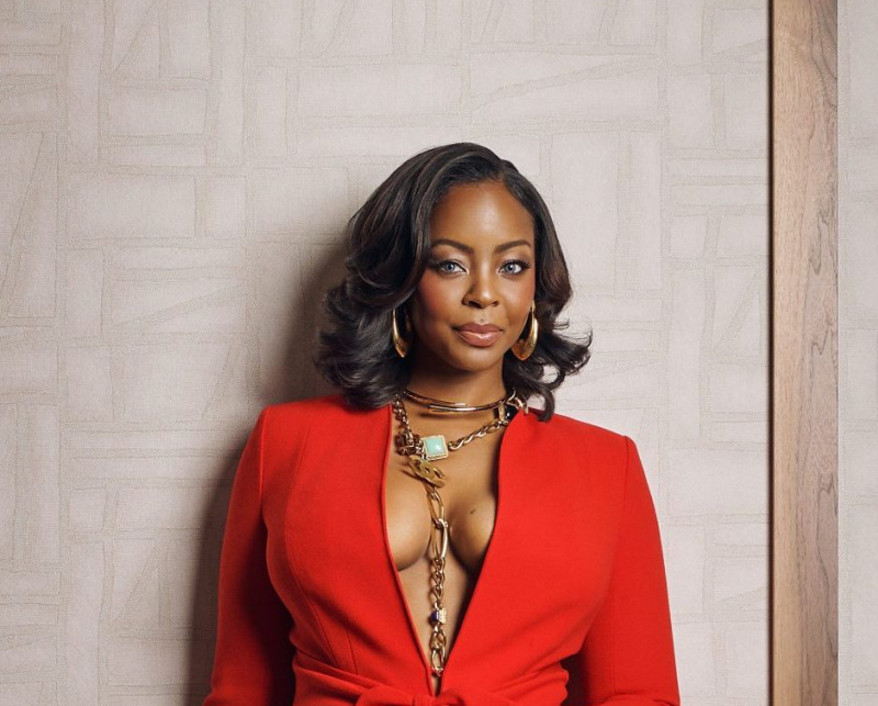 The daughter of the late Baron and Baroness of Dudley in England, Detroit resident Abimbola Fernandez’s look is heavy on the vintage, with a Valentino suit, Femme shoes, Chanel belt, and a choker. The hoop earrings are by Panconesi.