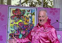 Tim Yanke in front of his painting "America in Bloom"