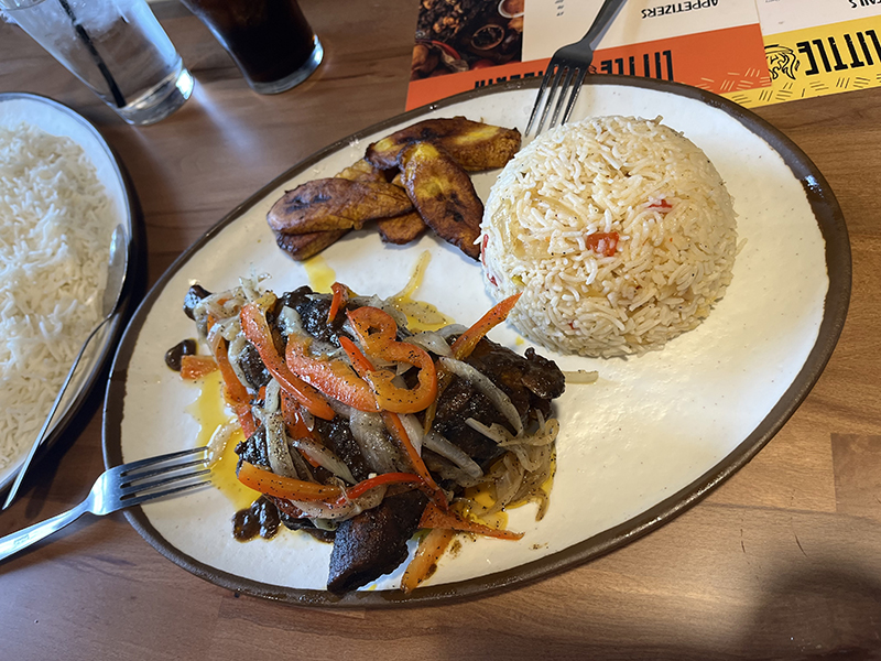 Roasted goat shank, with plantains and dry rice